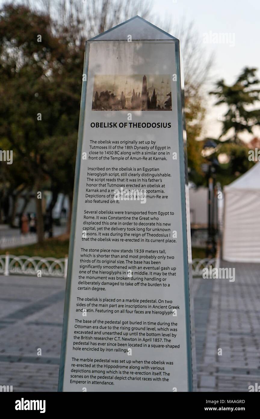 Informations touristiques sur colonne en face de l'obélisque de Théodose, monument de l'Égypte ancienne, Istanbul, Turquie, le 10 novembre 2017. () Banque D'Images