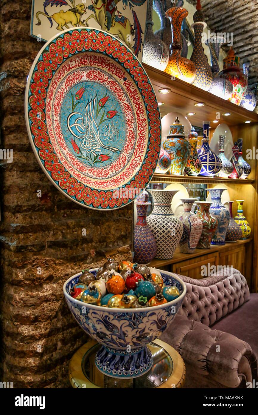 Céramique et porcelaine antique store, Grand Bazar (Kapalicarsi), Istanbul, Turquie, le 11 novembre 2017. () Banque D'Images