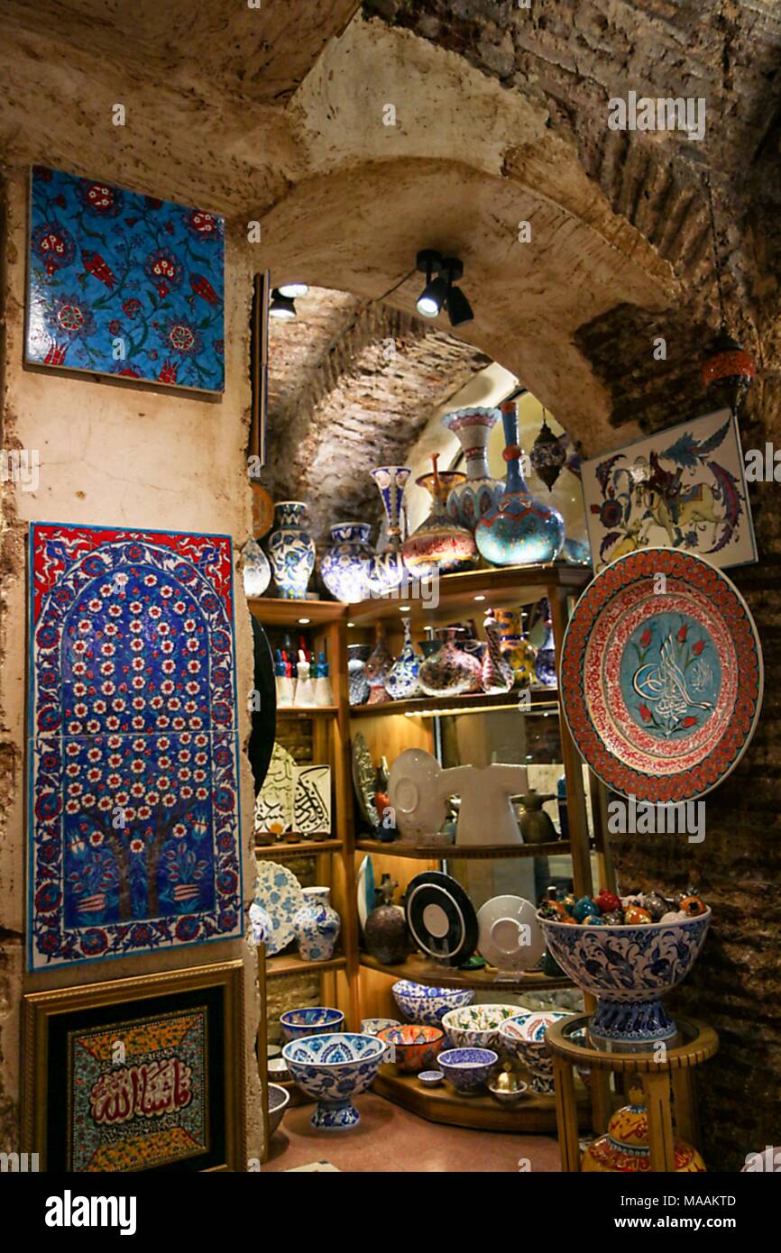Céramique et porcelaine antique store, Grand Bazar (Kapalicarsi), Istanbul, Turquie, le 11 novembre 2017. () Banque D'Images