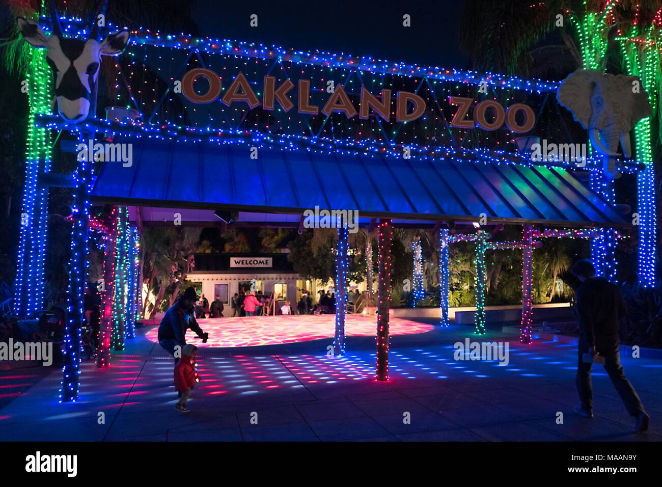 Entrée du Zoo d'Oakland à Oakland, Californie, avec des lumières de Noël, partie de l'événement annuel des feux du Zoo, le 27 décembre 2017. () Banque D'Images