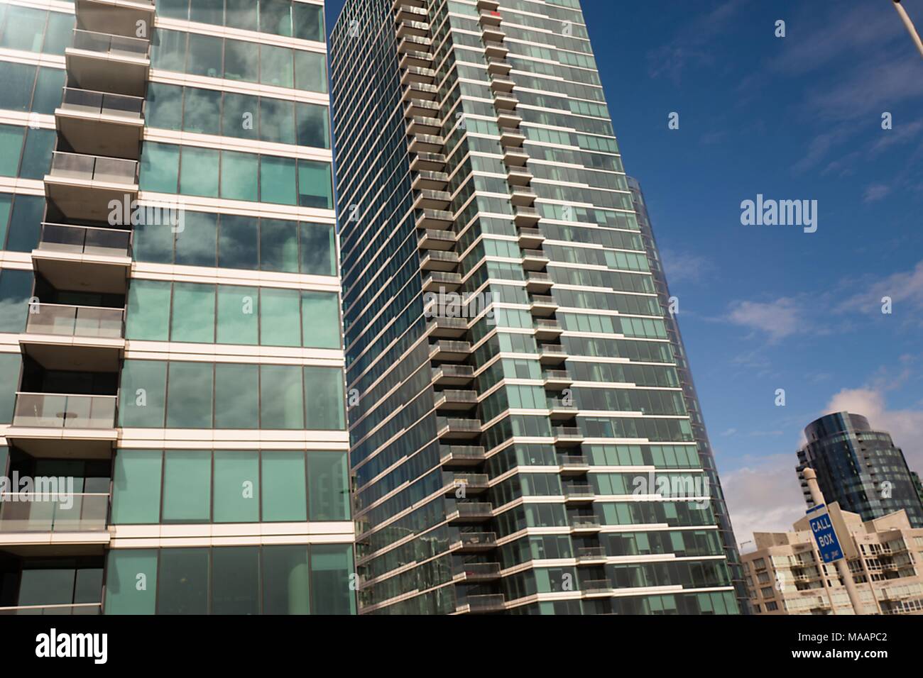 Des gratte-ciel, y compris la nouvelle construction résidentielle, dans l'Embarcadero de San Francisco, Californie, le 14 mars 2018. () Banque D'Images