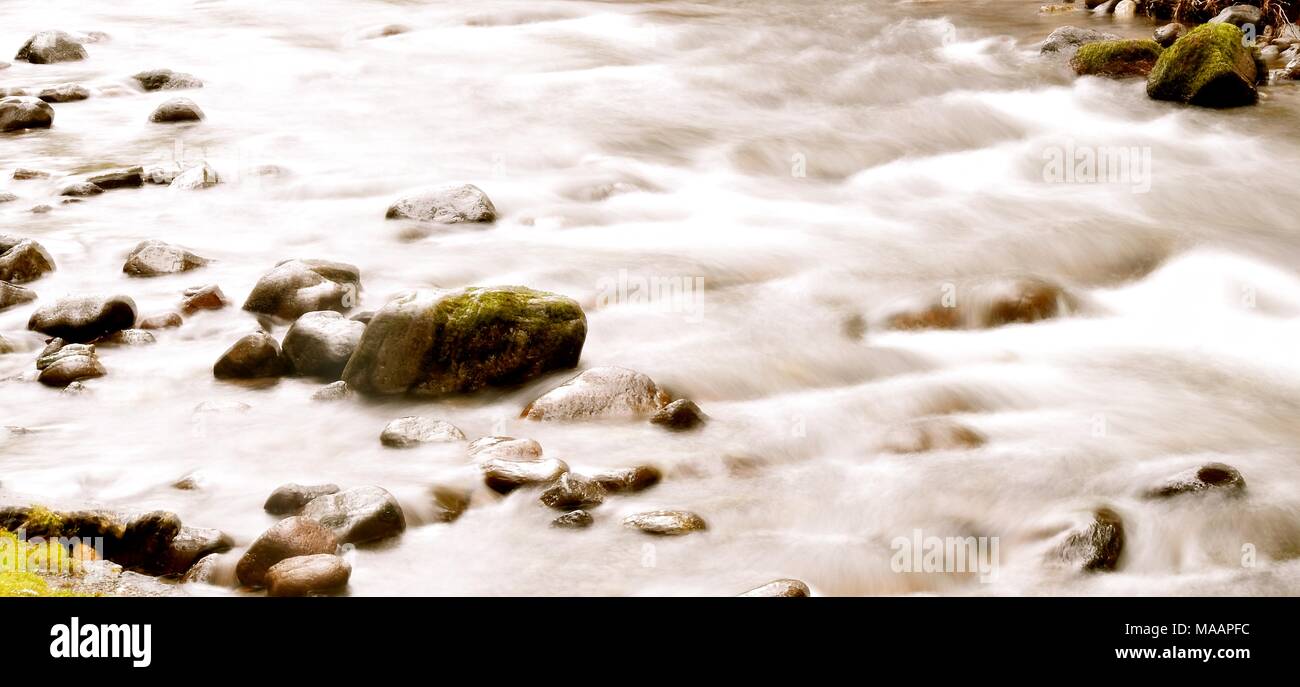 Une exposition longue, l'eau en mouvement. Banque D'Images