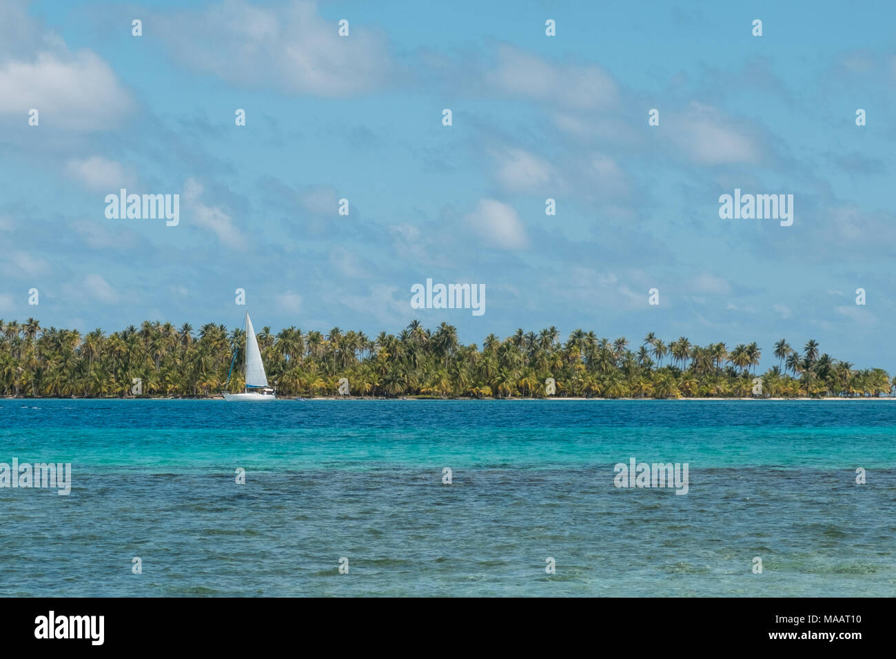 Bateau à voile sur l'océan, près de la plage de l'île avec des palmiers - Banque D'Images