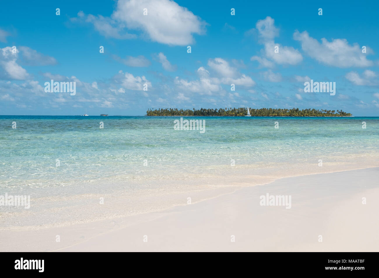 Plage de sable blanc, eau turquoise et palm tree island - Banque D'Images