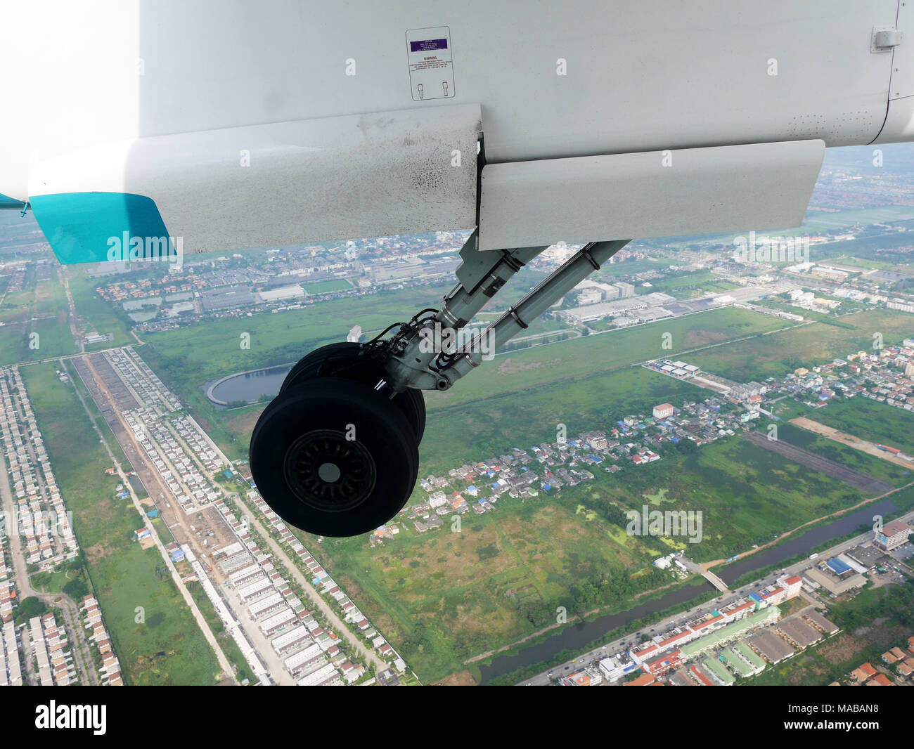 Vue aérienne sur la ville de Bangkok à partir de deux hélices de vol Airbus Phrae préparer pour l'atterrissage de roue sur la piste à l'aéroport de Don Mueang le 1 juin 2017 en Banque D'Images