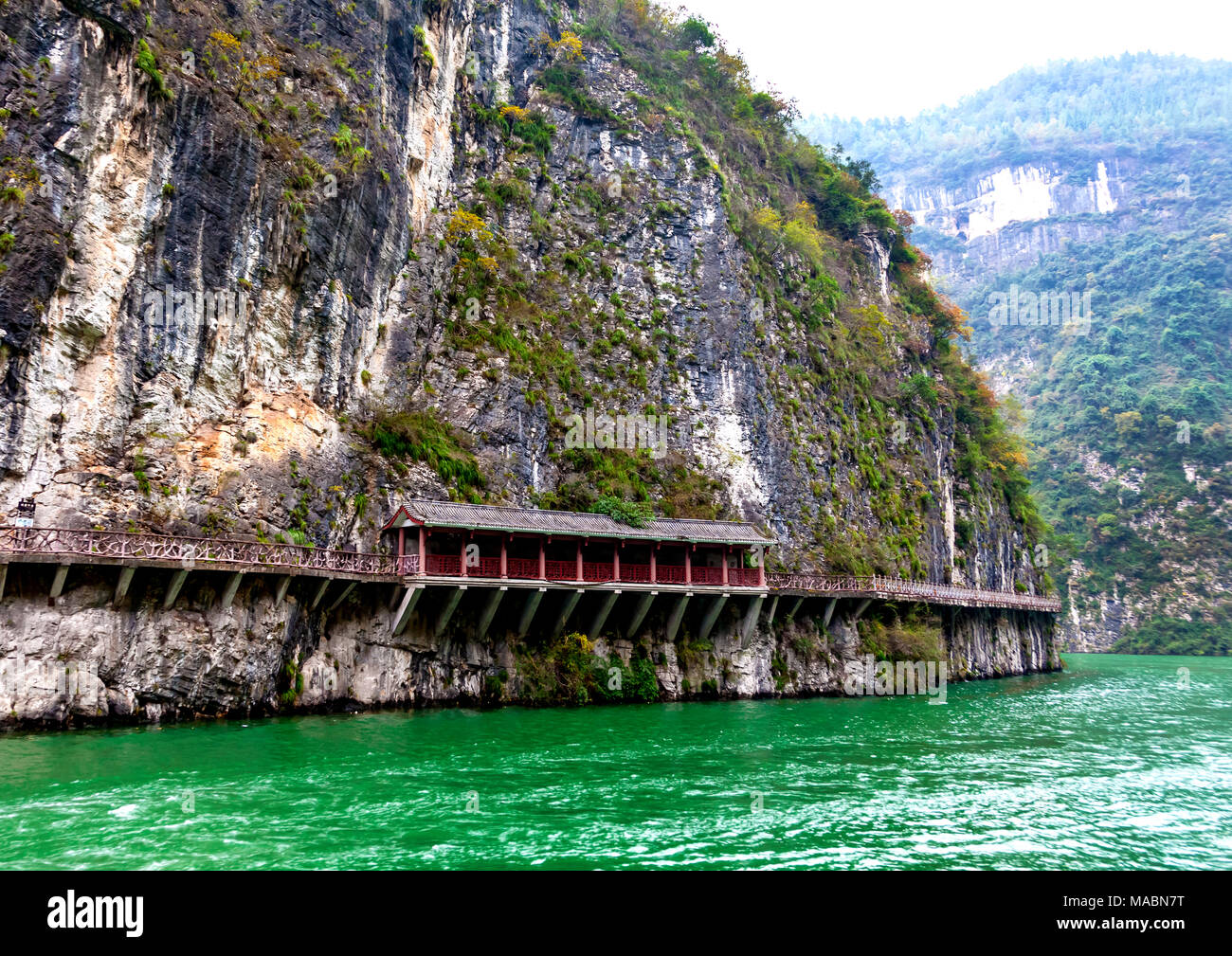 Couvre toit passerelle sur mur en montagne Ba Wu Gorge de la rivière Yangtze en Chine Banque D'Images