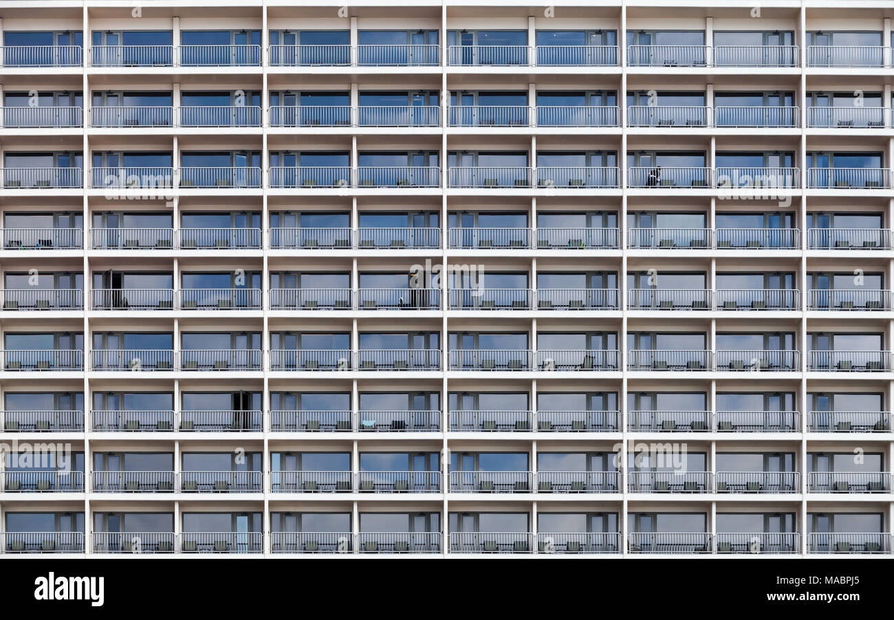 La façade de l'immeuble moderne avec des fenêtres et des balcons, abstrait architecture fond photo Banque D'Images