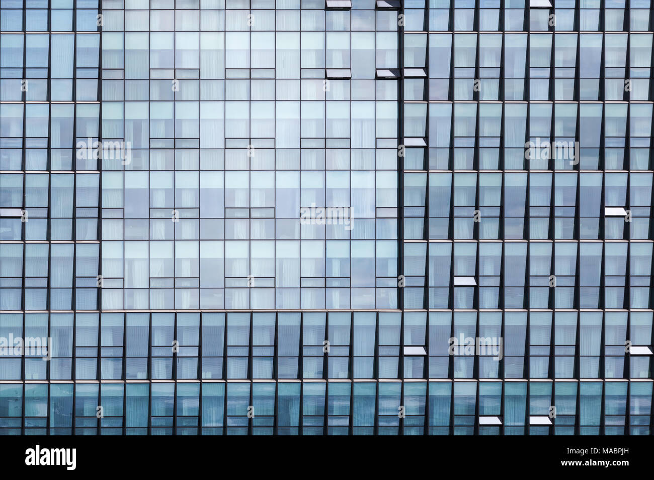 Immeuble de bureaux contemporain façade avec fenêtres de verre dans les tons bleus et cadres en acier Banque D'Images