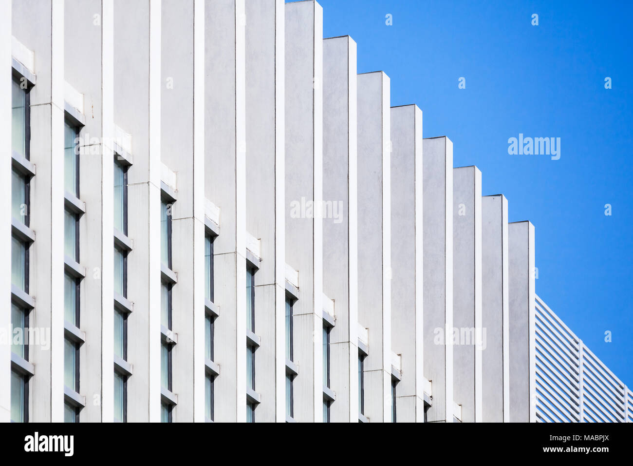Abstract fragment d'architecture moderne, murs blancs sous ciel bleu Banque D'Images
