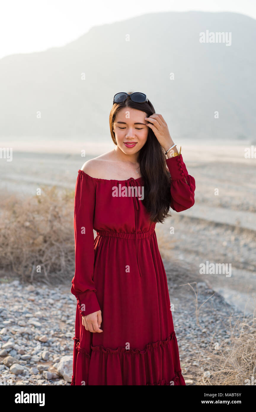 Beautiful Girl wearing red dress dans un dessert valley portrait Banque D'Images