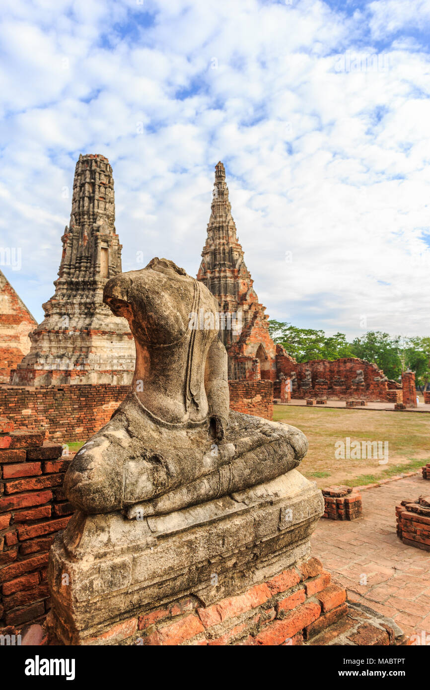 Les broken statues de Bouddha sur l'ancien mur de briques en Wat Chaiwatthanaram temple bouddhiste dans la ville d'Ayutthaya Historical Park à Ayutthaya, Thaïlande Banque D'Images