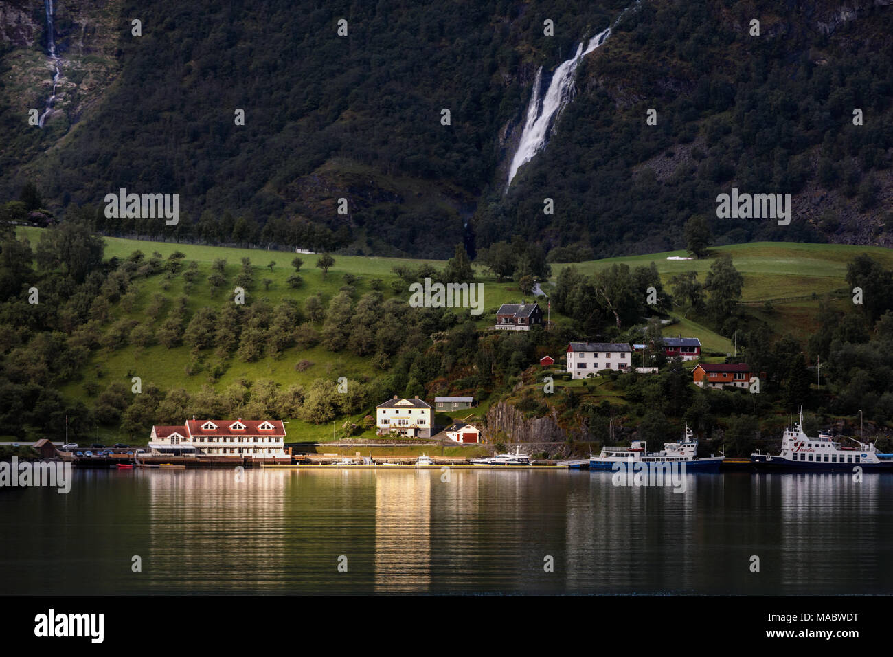 Petit village et port de ferry près de Flam sur le fjord d'Aurlandsfjorden, Norvège. Pris d'un bateau de croisière. Banque D'Images