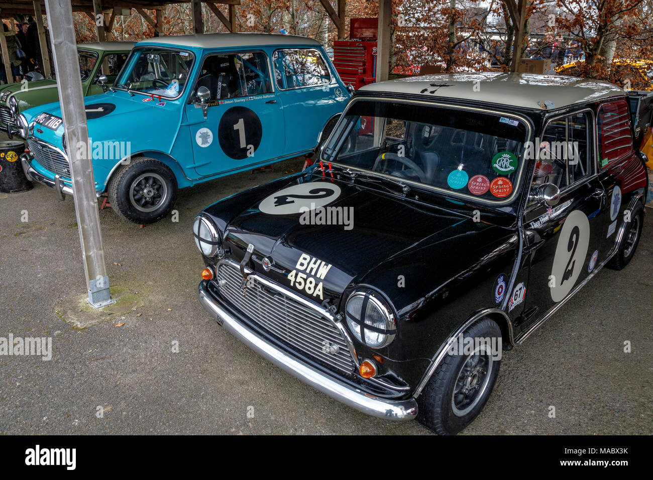 Deux 1964 Austin Mini Cooper S venus pour la course pour le trophée, Sears dans le paddock à la 76e réunion des membres de Goodwood, Sussex, UK. Banque D'Images