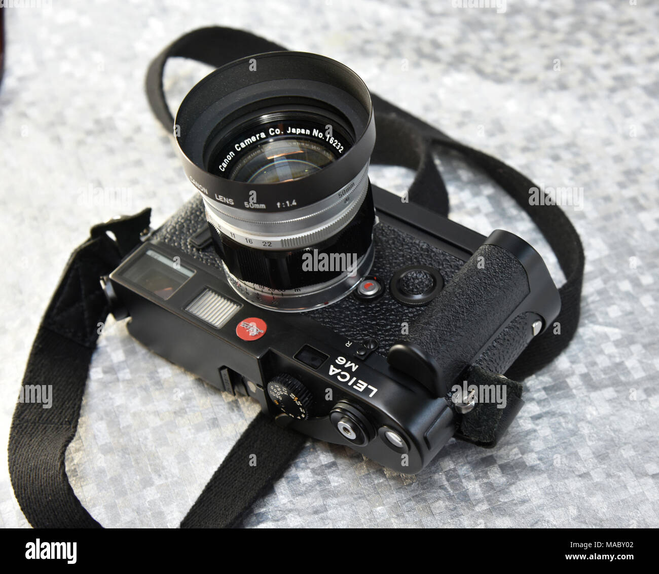 Leica classique 0,85 M6 avec canon 50mm f/1.4 Objectif et leica m grip Banque D'Images