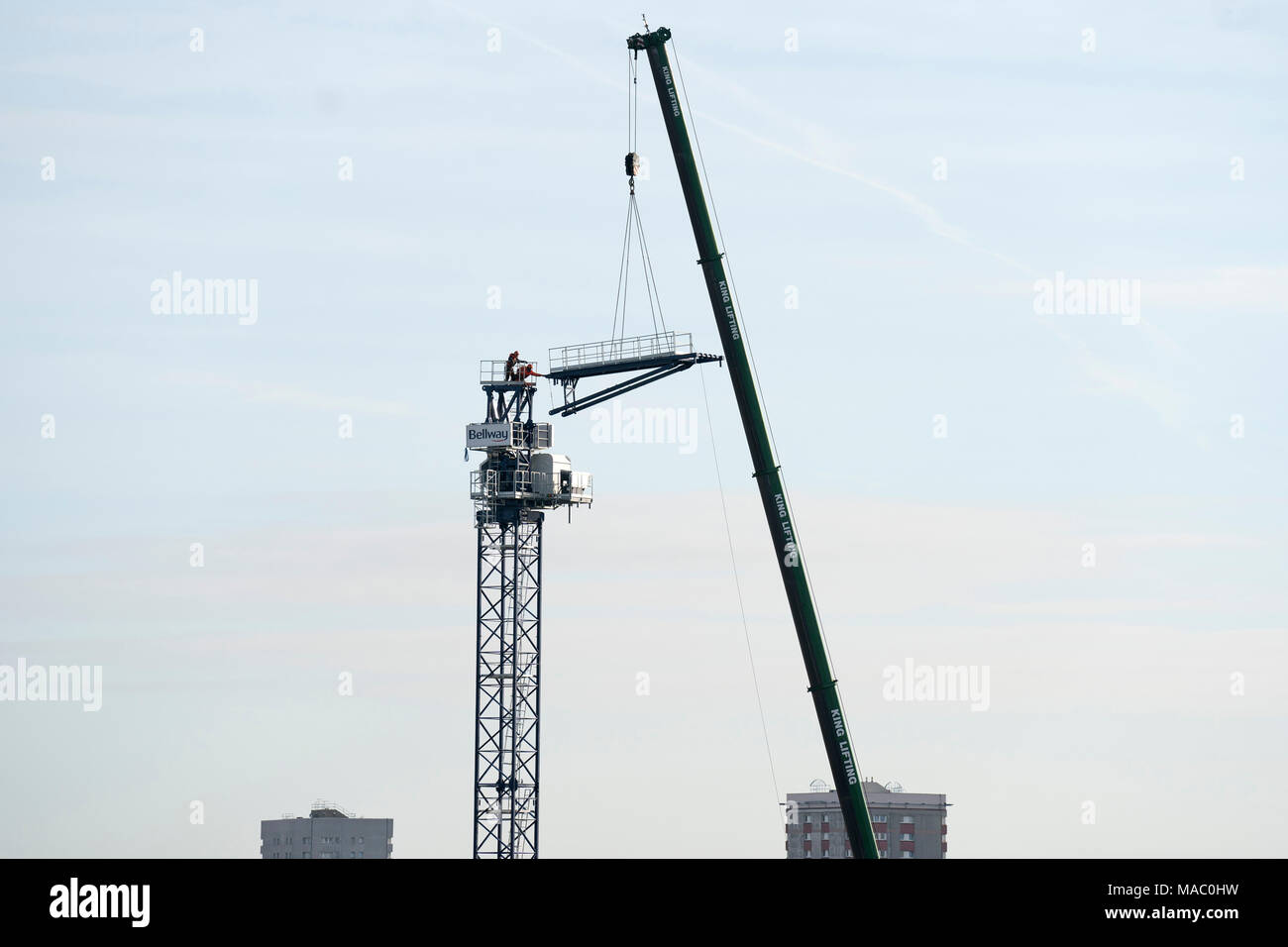 Les travailleurs sur une grue Bellway ajouter une grue sur un chantier dans le sud de Londres. Mars 2018. Banque D'Images