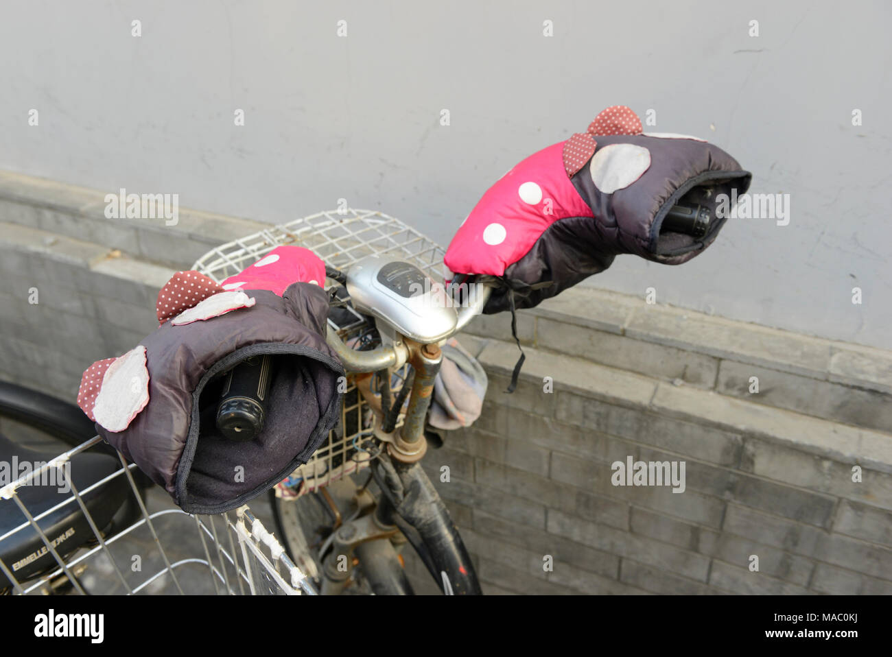 Chauffe-main sur le guidon d'un moteur électrique scooter garé dans un  hutong dans le nord du centre de Pékin, Chine Photo Stock - Alamy