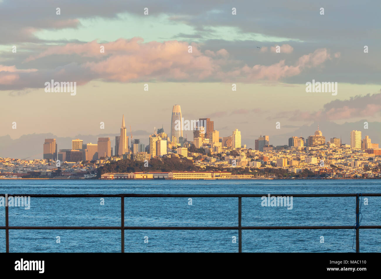 Vue de la ville de San Francisco à partir de la jetée à Fort Baker à Sausalito, Californie, États-Unis, en soirée. Banque D'Images