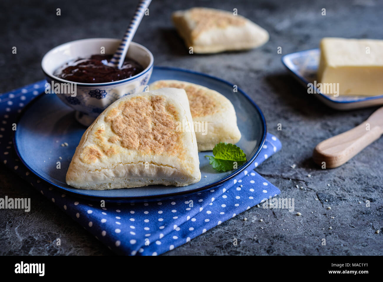 Irish Soda Farls - pain plat traditionnel Irlandais avec la confiture Banque D'Images