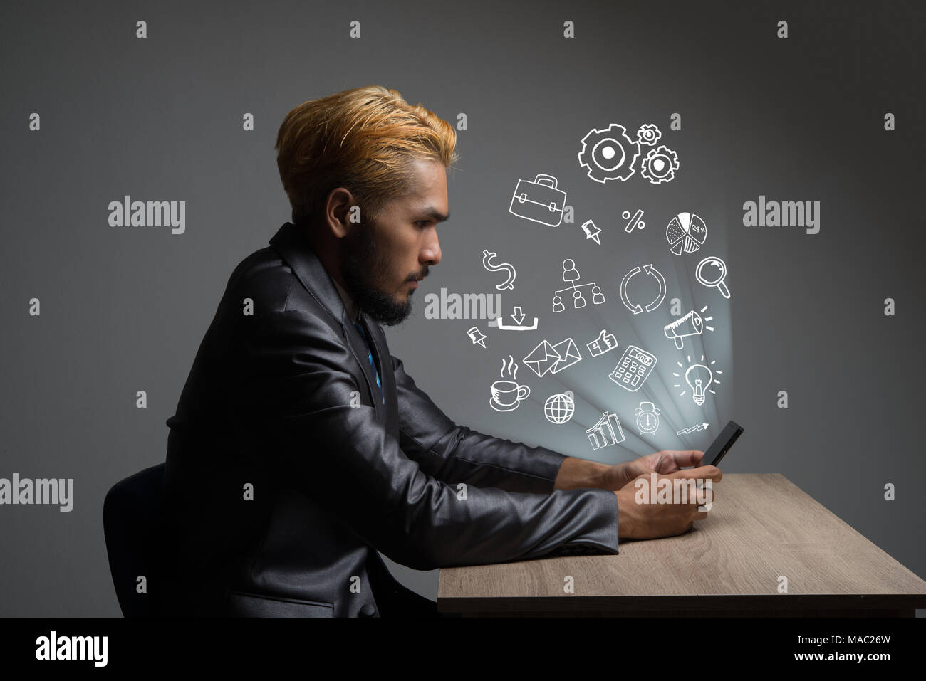 Businessman mains en utilisant smartphone Avec doodle business d'icônes. Concept de communication. Banque D'Images