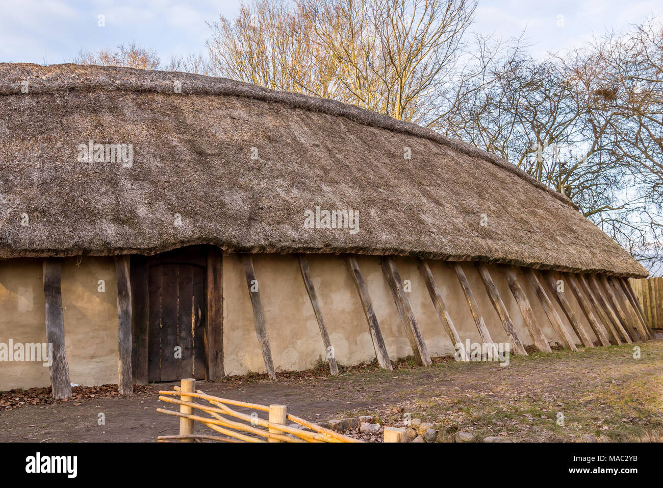 Reconstruction d'une maison viking chaume Frederikssund, Mars 30, 2018 Banque D'Images