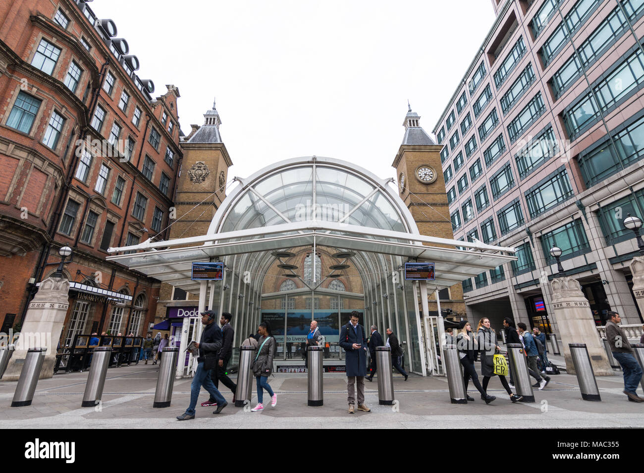 La gare de Liverpool Street, Londres. Entrée Bishopsgate Banque D'Images