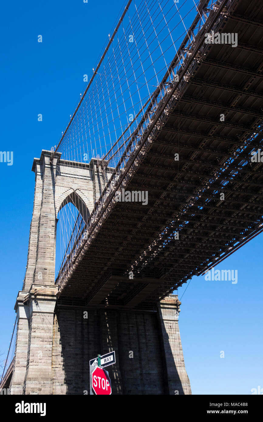 La recherche de sous le pont de Brooklyn à New York Banque D'Images