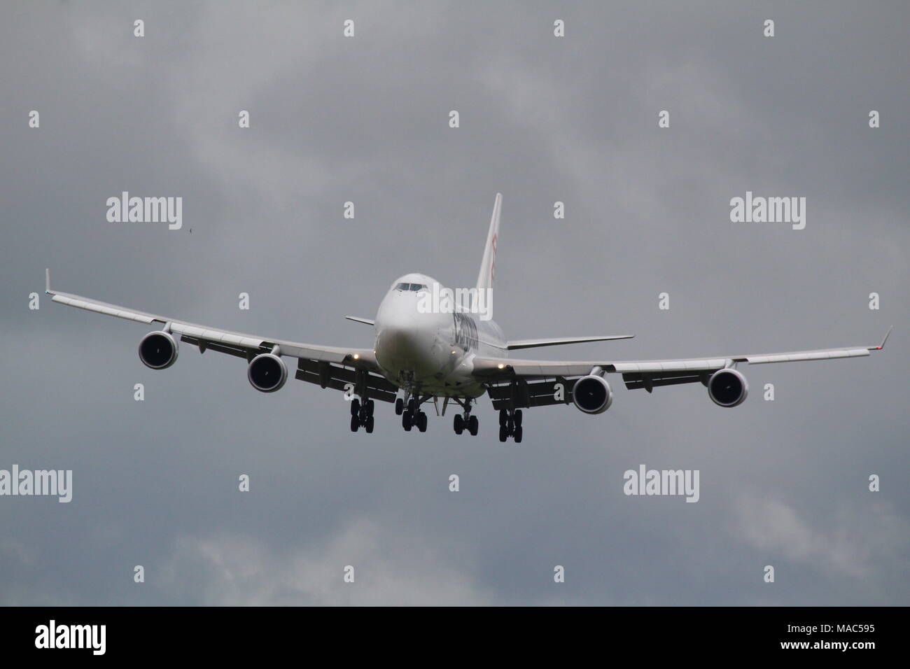 LX-ECV, un Boeing 747-4HQF exploité par Cargolux Airlines, arrivant à l'Aéroport International de Prestwick en Ayrshire. Banque D'Images