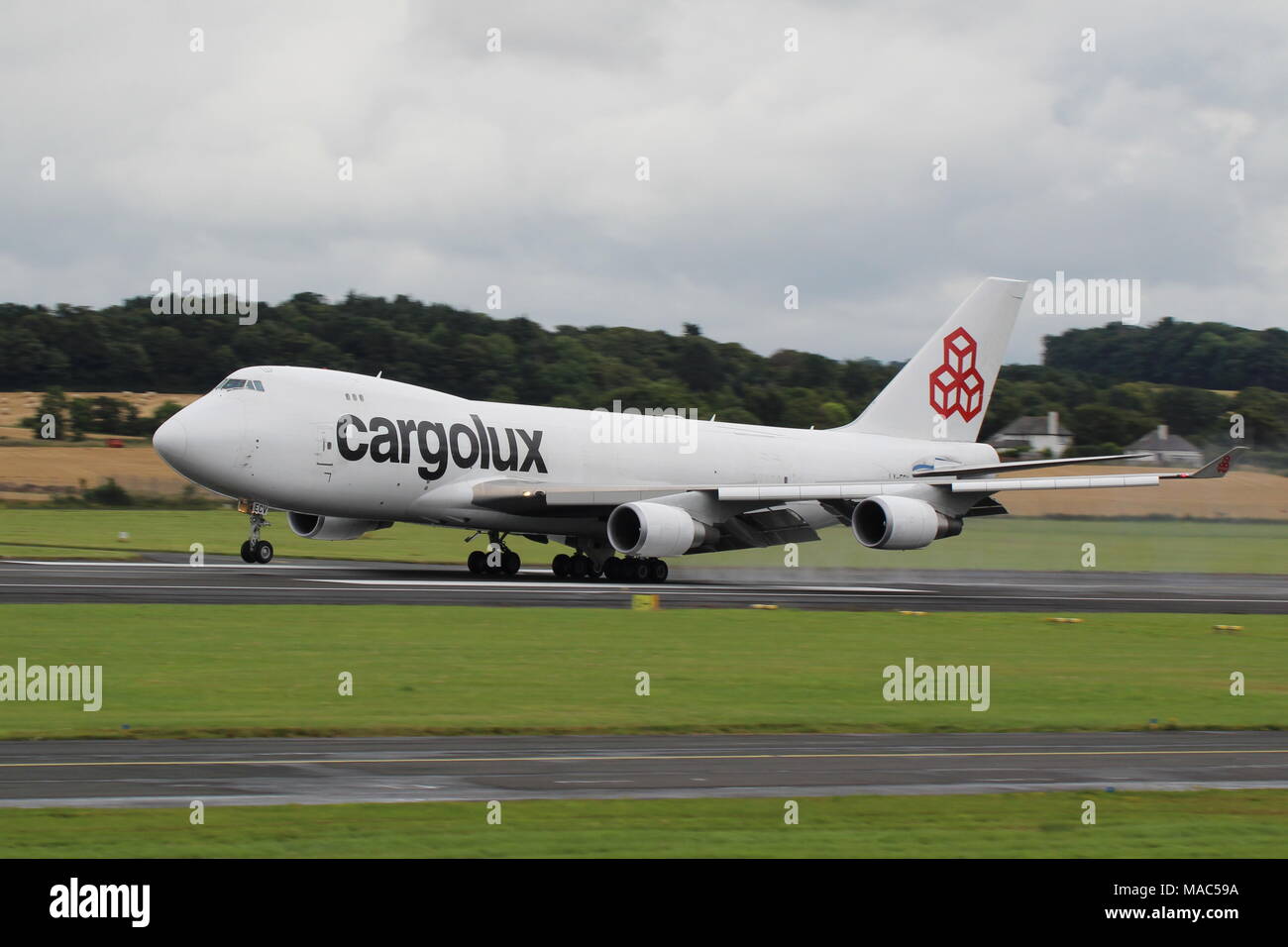 LX-ECV, un Boeing 747-4HQF exploité par Cargolux Airlines, arrivant à l'Aéroport International de Prestwick en Ayrshire. Banque D'Images