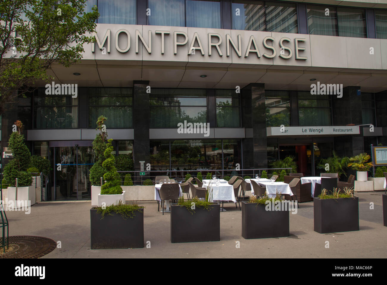 Paris, France - rue à l'entrée de l'Hôtel Concorde Montparnasse dans la ville, image au format paysage Banque D'Images