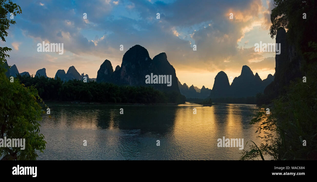 Collines karstiques avec Li River au coucher du soleil, Xingping, Guangxi, Chine Banque D'Images