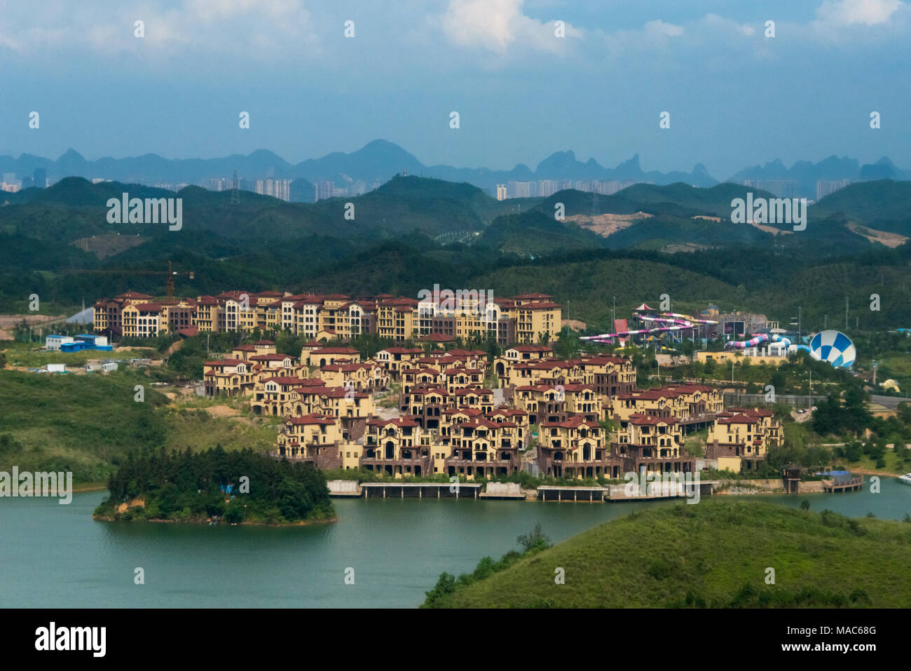 Vue aérienne de nouveau développement par Li River, Guilin, Guangxi, Chine Banque D'Images