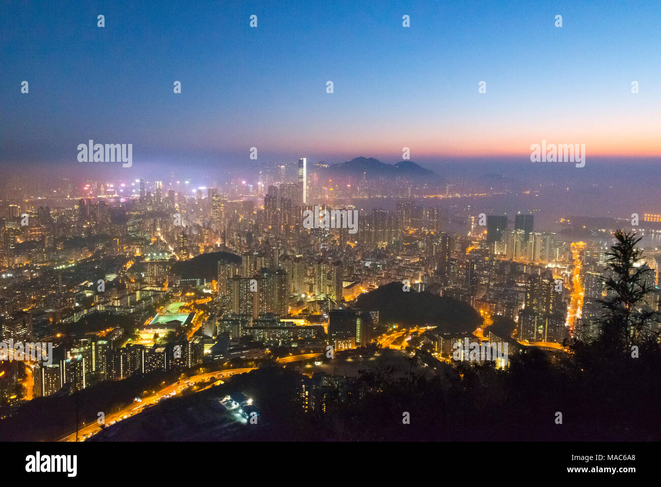 Vue du coucher de soleil d'immeubles en hauteur par Victoria Bay dominé par Centre Financier International, Hong Kong, Chine Banque D'Images
