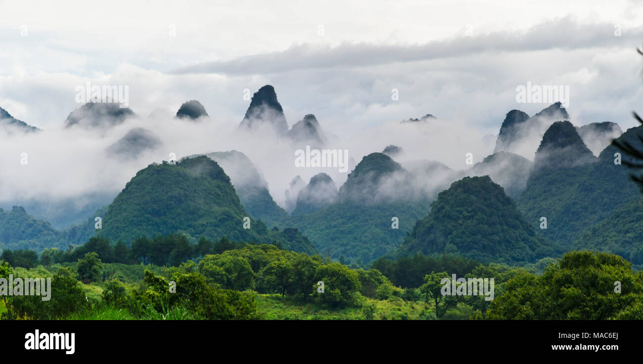 Collines calcaires dans la brume, Xingping, Yangshuo, Guangxi, Chine Banque D'Images