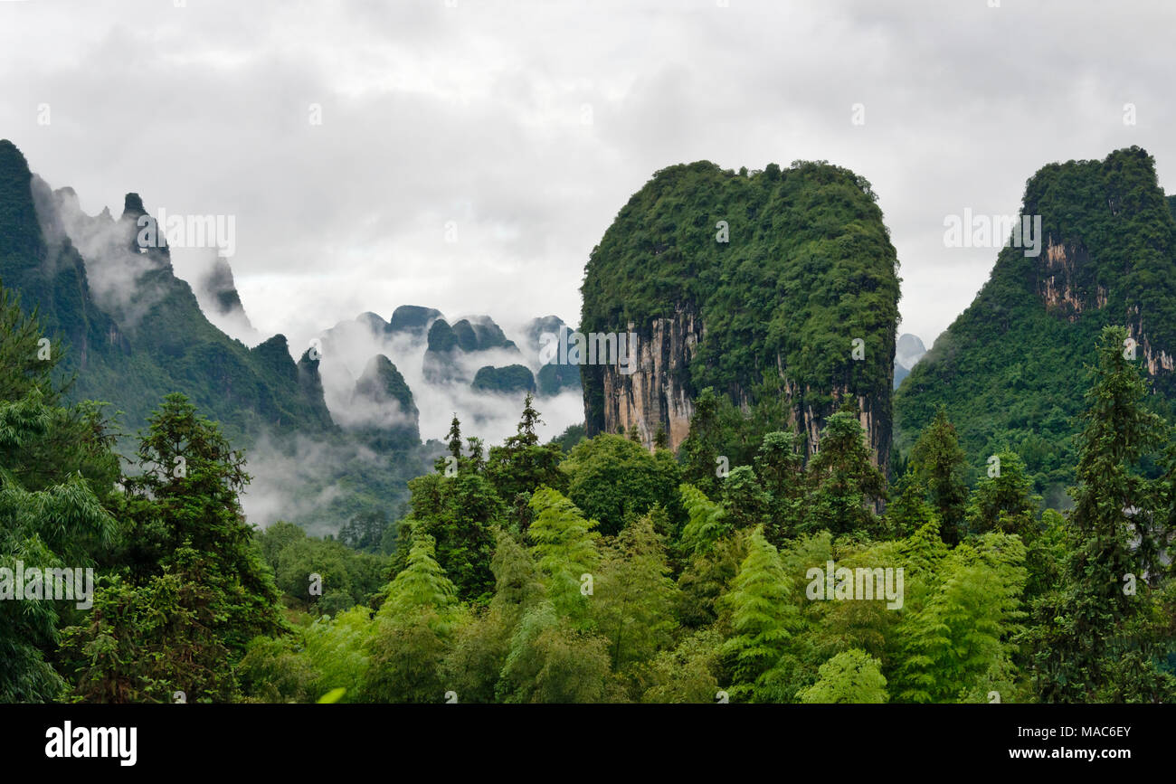 Collines calcaires dans la brume, Yangshuo, Guangxi, Chine Banque D'Images