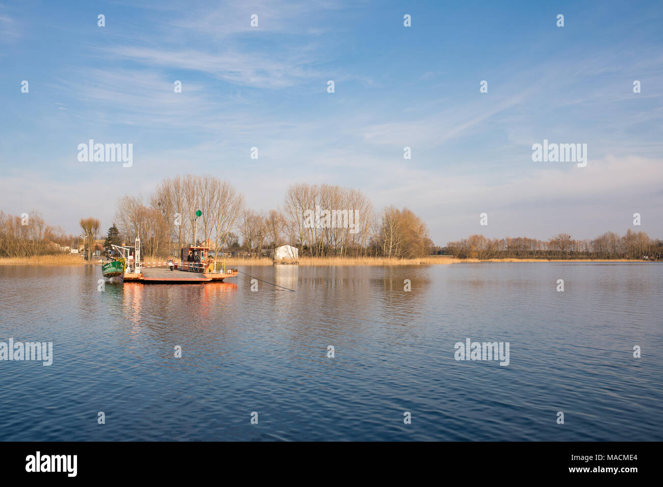 Un ferry pour traverser le lac Goplo canal postglaciaire, près de Kruszwica dans l'Kuyavian district. Ostrowek Zlotowo, Pologne, Banque D'Images