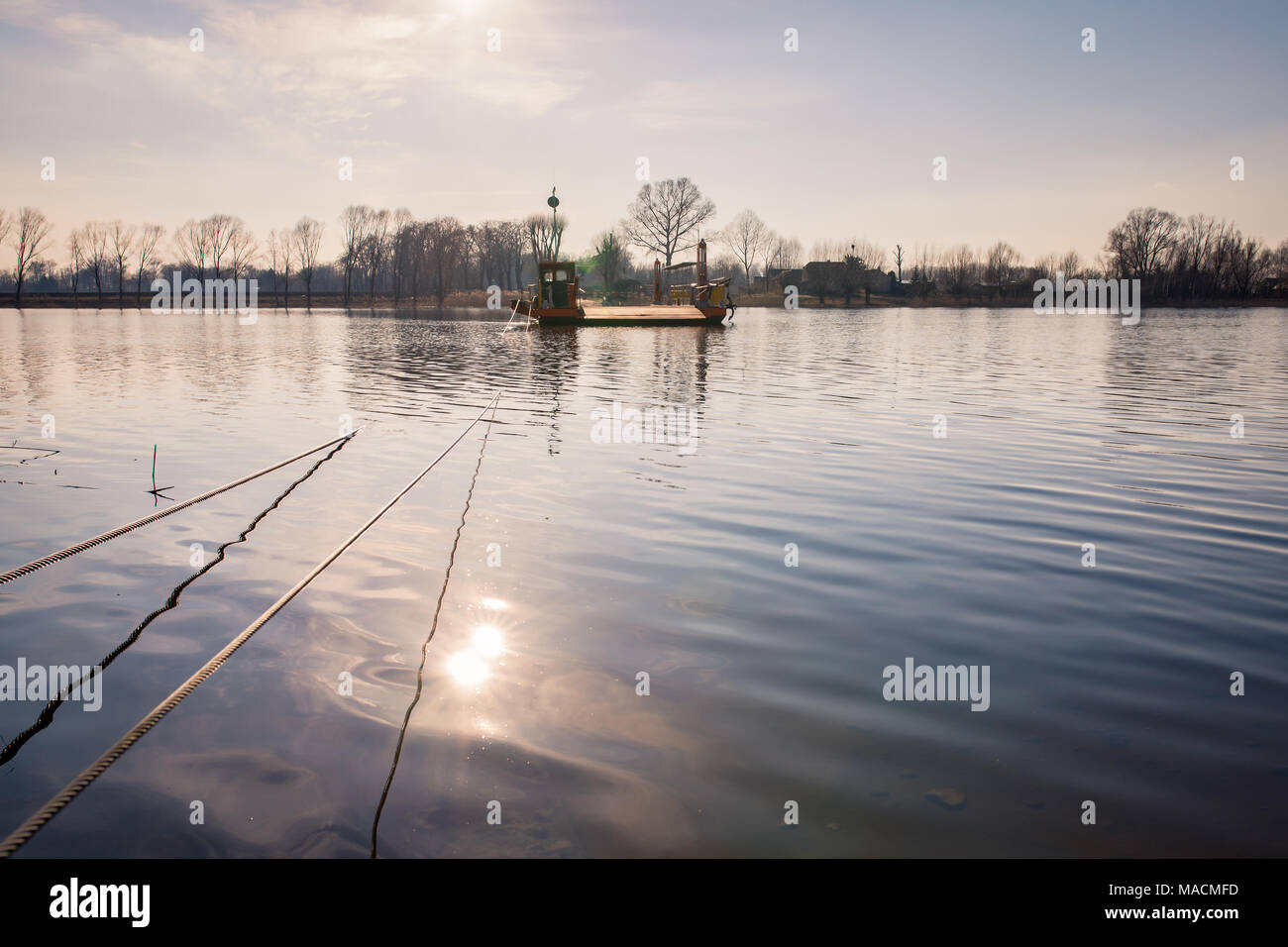 Un ferry pour traverser le lac Goplo canal postglaciaire, près de Kruszwica dans l'Kuyavian district. Ostrowek Zlotowo, Pologne, Banque D'Images