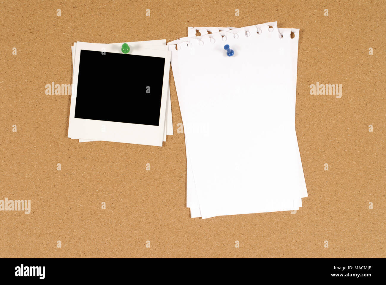 Avis De Cork Ou Bulletin Board Avec Une Pile D Impressions Photo