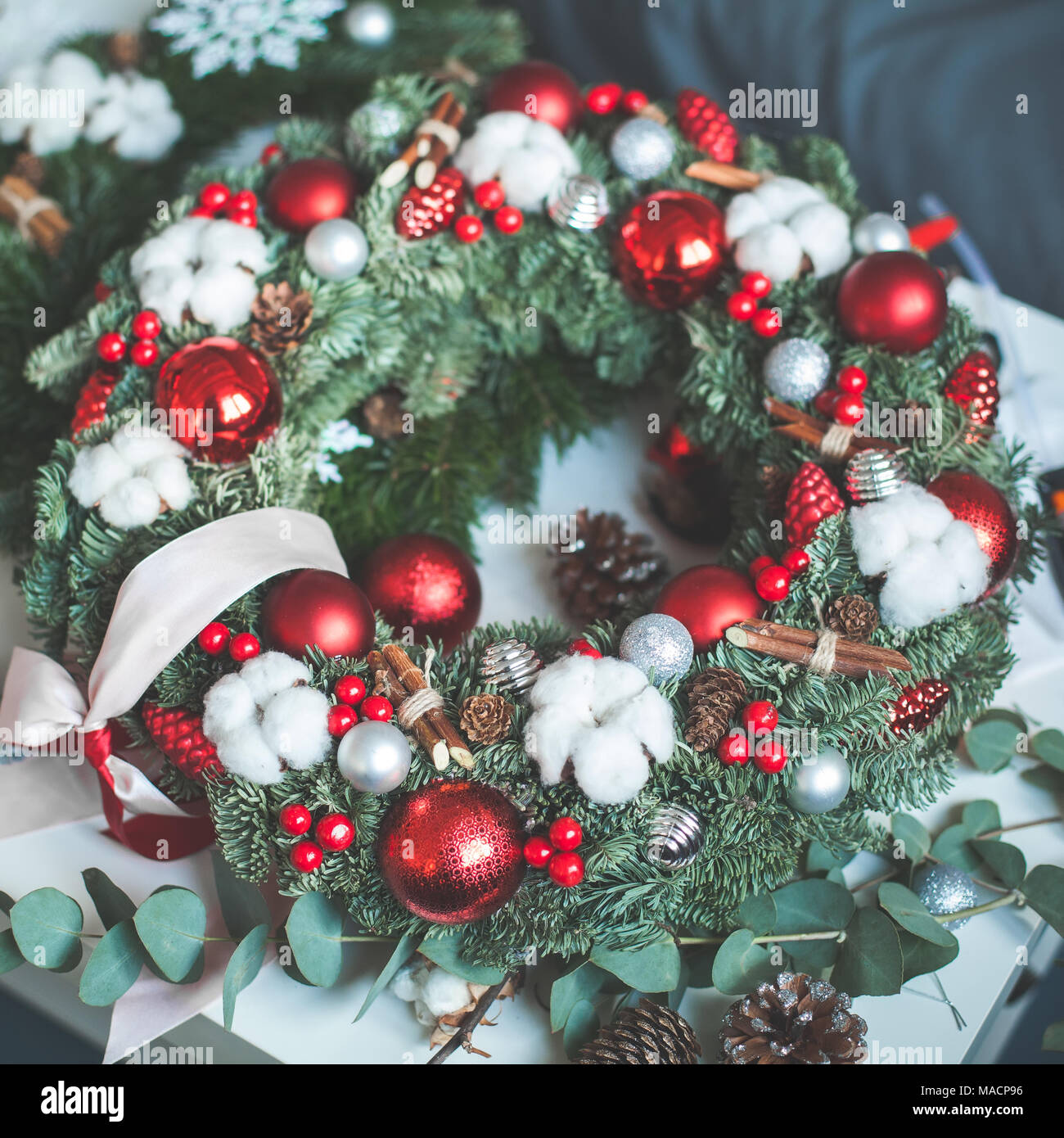 Couronne de Noël avec décoration de Noël, Arbre de Noël, des rameaux et des billes de verre rouge des baies de houx Banque D'Images