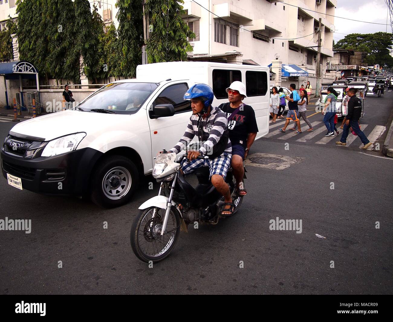 ANTIPOLO CITY, PHILIPPINES - le 29 mars 2018 : les motocyclistes le long d'une rue animée à Antipolo City, Philippines. Banque D'Images
