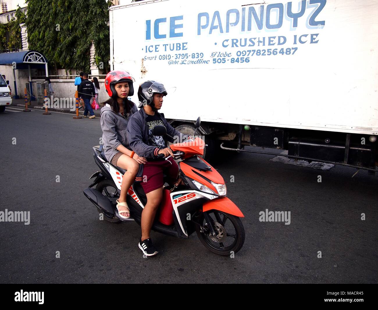 ANTIPOLO CITY, PHILIPPINES - le 29 mars 2018 : les motocyclistes le long d'une rue animée à Antipolo City, Philippines. Banque D'Images
