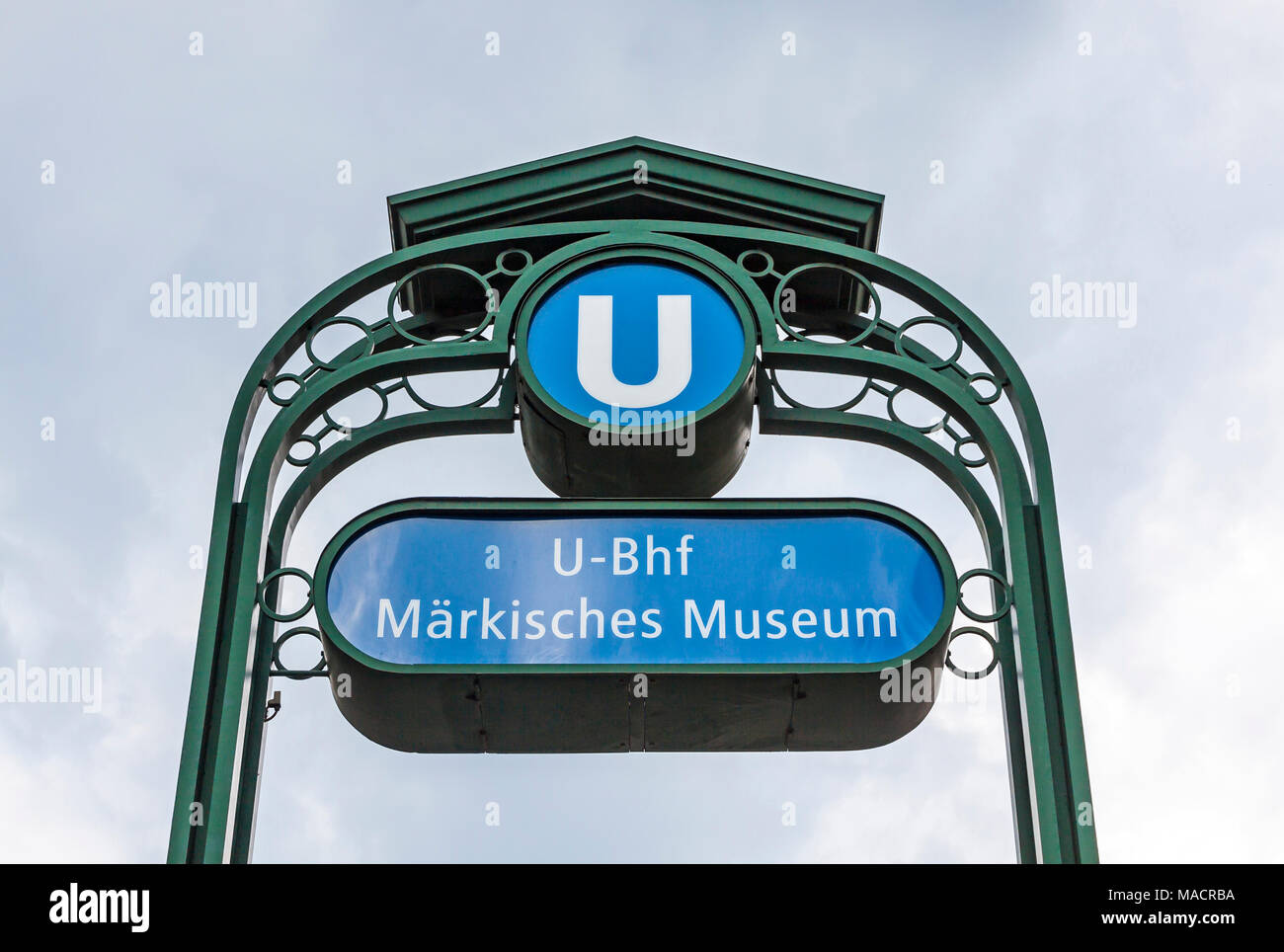 Markisches Museum station signe. Gare située sur la ligne U2 dans le quartier de Mitte à Berlin, Allemagne. Nommé d'après la proximité de Markisches Museum Banque D'Images
