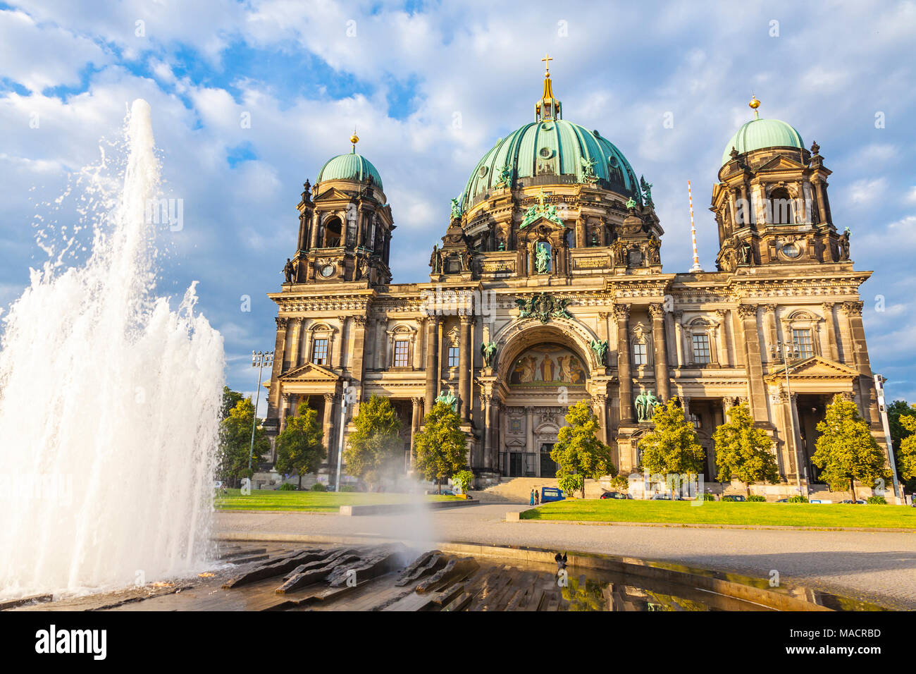 Vue sur la cathédrale de Berlin (Berliner Dom) en journée ensoleillée. La ville de Berlin, Allemagne. Modemer Brunnen fontaine sur l'avant-plan Banque D'Images