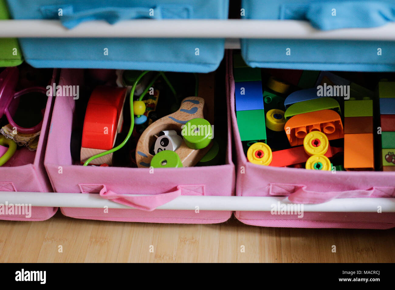 Les boîtes avec des jouets dans une chambre d'enfant Banque D'Images