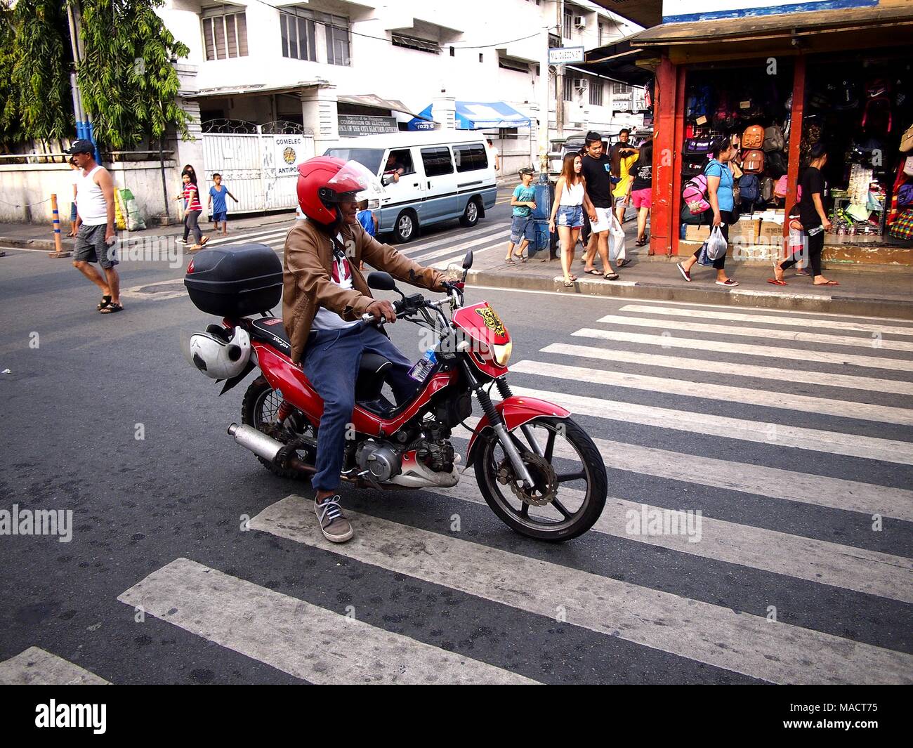 ANTIPOLO CITY, PHILIPPINES - le 29 mars 2018 : les motocyclistes le long d'une rue animée à Antipolo City, Philippines. Banque D'Images