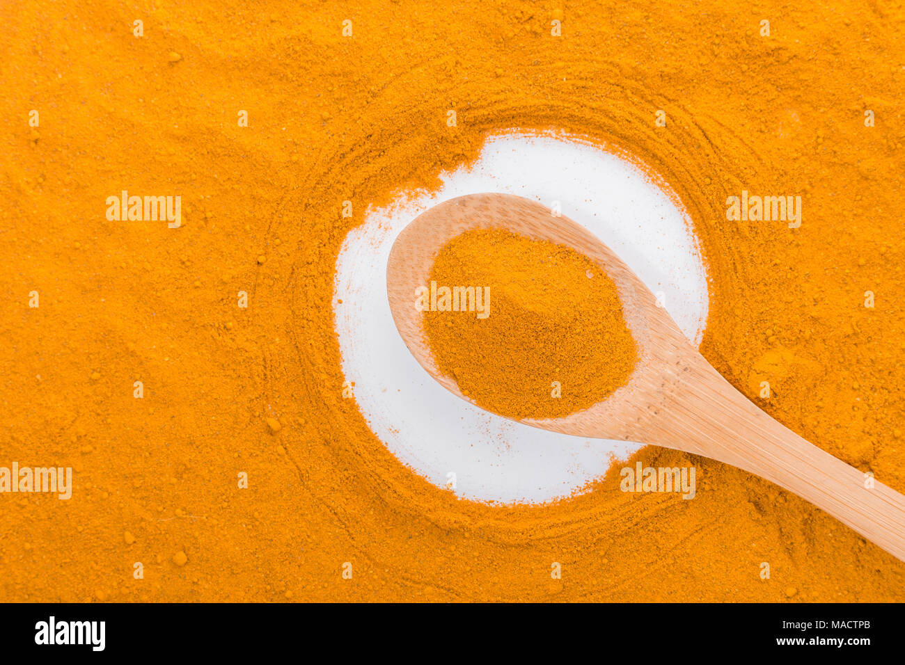 Poudre de curcuma dans conteneur - Curcuma longa Banque D'Images