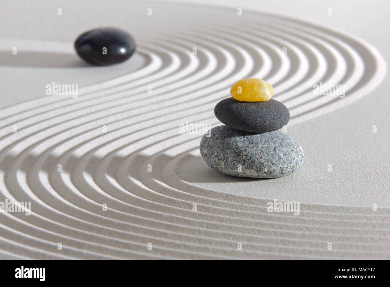 Jardin zen japonais de tranquillité avec pierre en sable texturé Banque D'Images