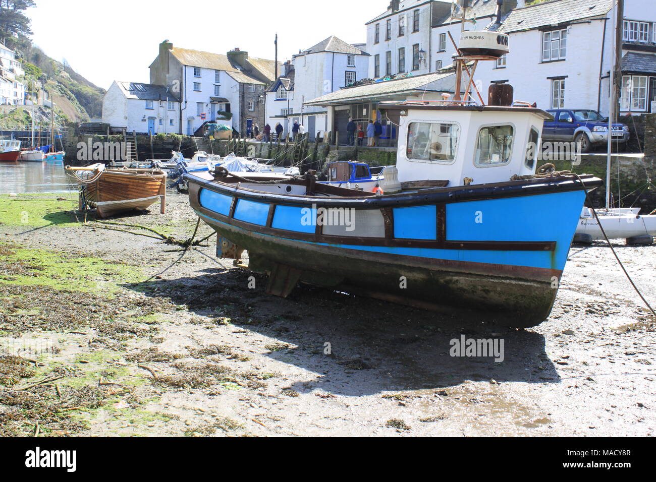 Cornwall, Angleterre, Polperro : un fatras de chalets et de bateaux de pêche à l'abri des ravages du temps et marée dans sa falaise ravine, UK, PETER GRANT Banque D'Images