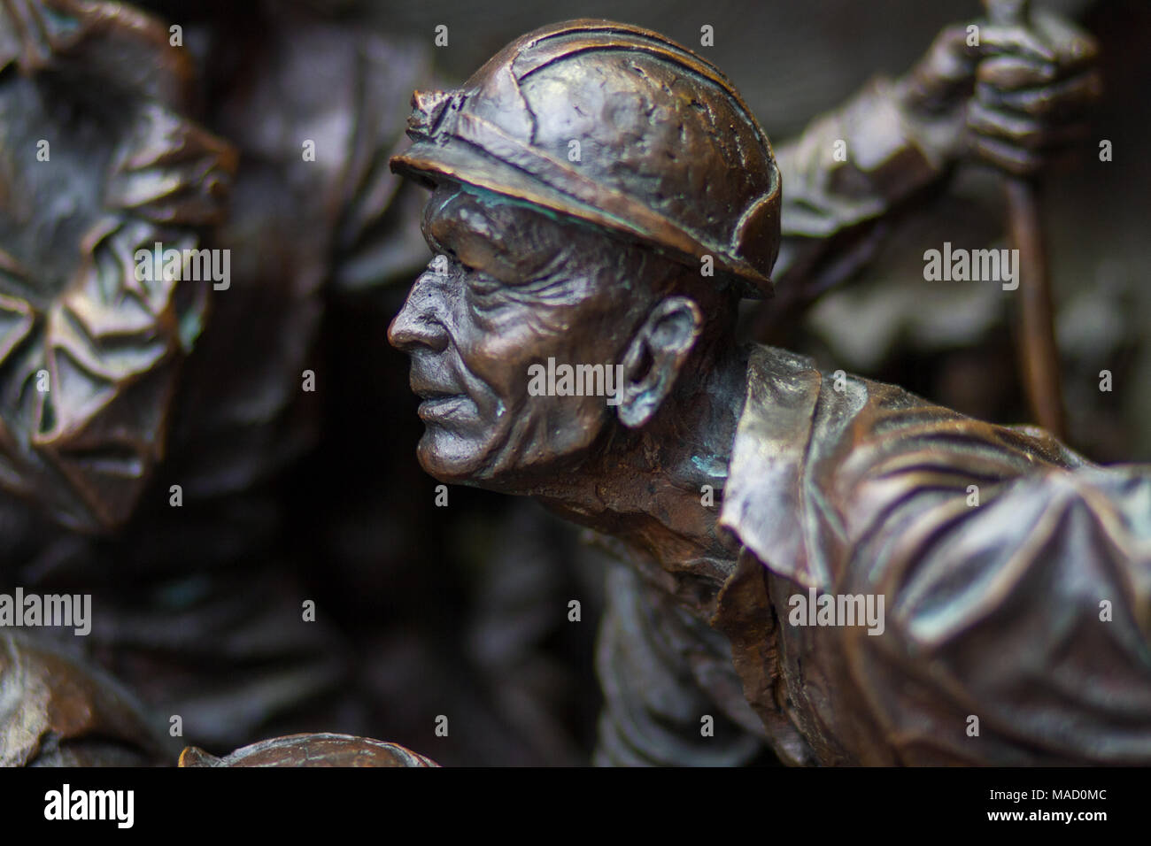 Détails de la statue en bronze "le lieu de rencontre' par Paul Day at St Pancras Banque D'Images