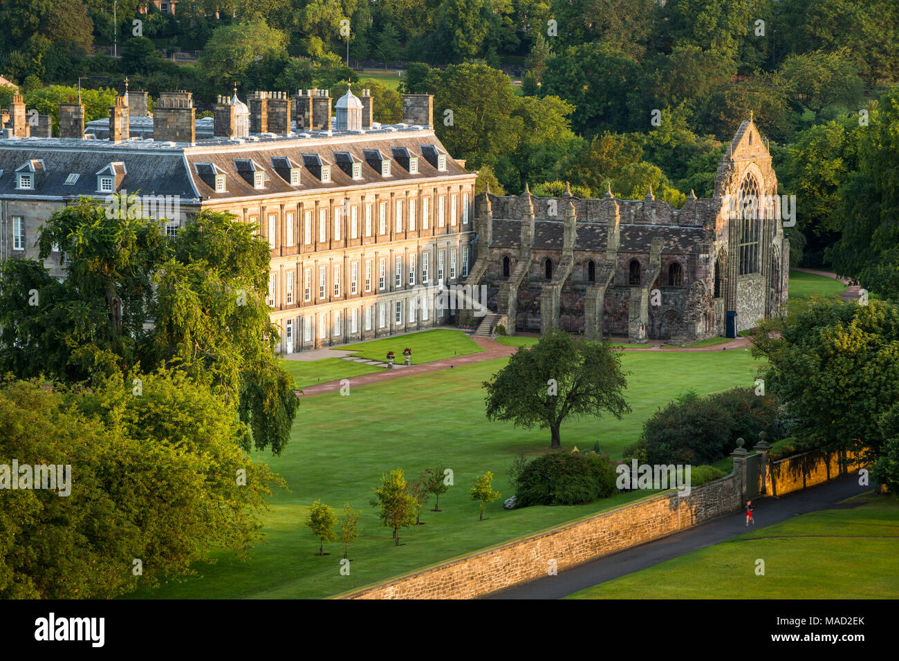 L'aube sur le palais de Holyroodhouse et ruines de l'abbaye de Holyrood, Edinburgh, Lothian, Ecosse Banque D'Images