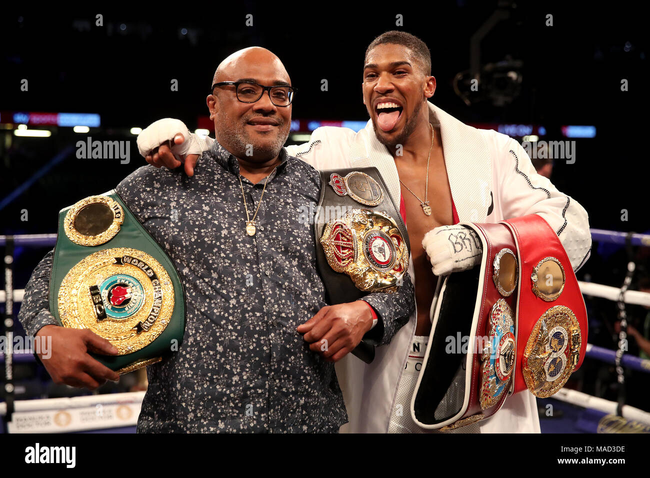 Anthony Joshua célèbre avec son père Robert Joshua après la victoire sur Joseph Parker dans leur WBA, IBF, IBO et WBO Heavyweight Championship concours à la Principauté Stadium, Cardiff. Banque D'Images